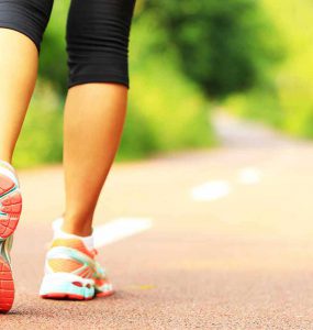 Caminado por una carretera