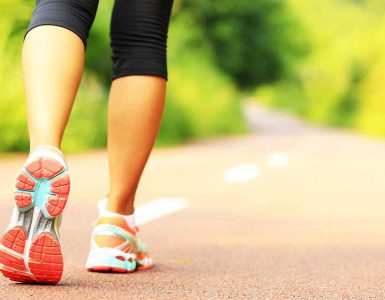 Caminado por una carretera