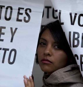 Mujer en casilla electoral