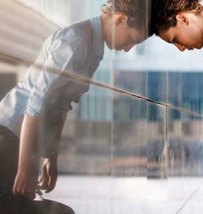 Mujer dándose de topes