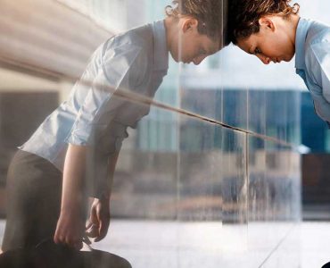 Mujer dándose de topes