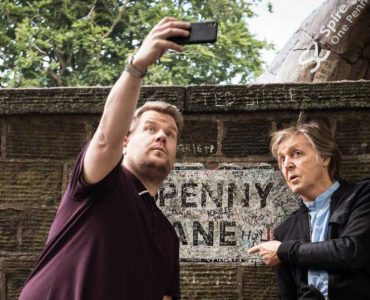 Paul McCartney y James Corden tomandose una selfie en la calle Penny Lane.