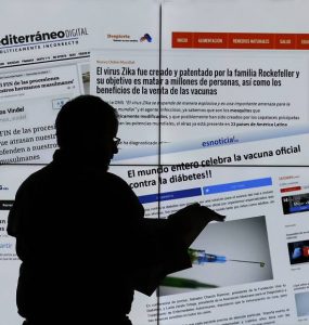 Hombre lee el periódico