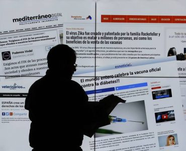 Hombre lee el periódico