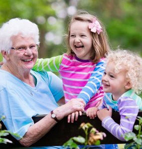 Abuelita riendo con sus dos nietos
