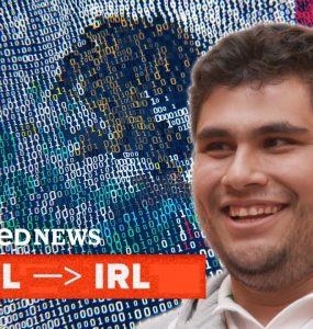 Aparece el director de Victory Labs, al fondo una bandera mexicana hecha con unos y ceros.