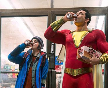 Zachary Levi como el superhéroe Shazam