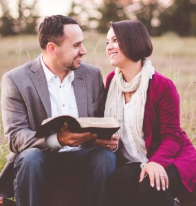 Matrimonio con libro entre las manos