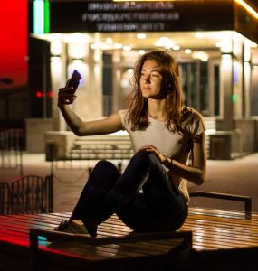 Mujer tomándose una selfie.